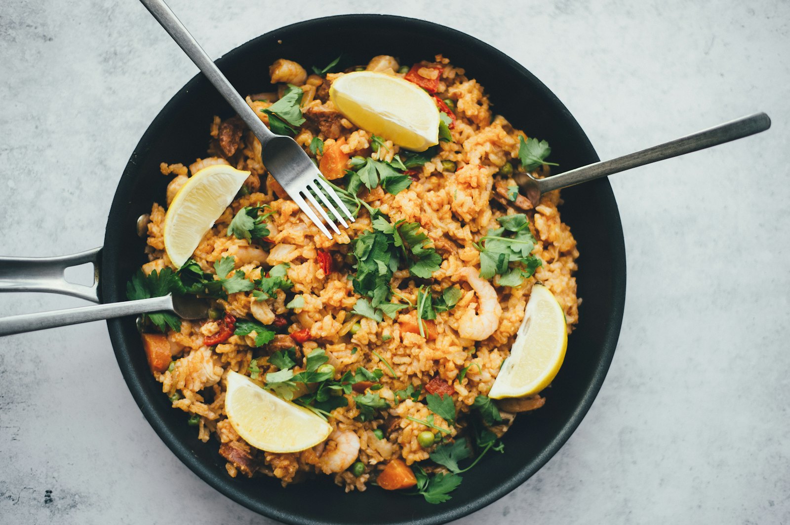 Arroz com legumes e limão servido na frigideira